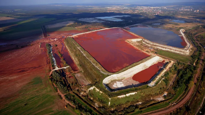 Protržená hráz odkalovací nádrže v maďarské Ajce