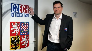 Před kabinou českého reprezentačního týmu. Hokej v srdci, srdce v hokeji.