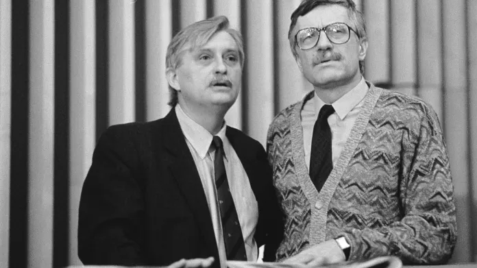 Předsedové nástupnických organizací Občanského fóra Jiří Dienstbier a Václav Klaus na sněmu OF v lednu 1991