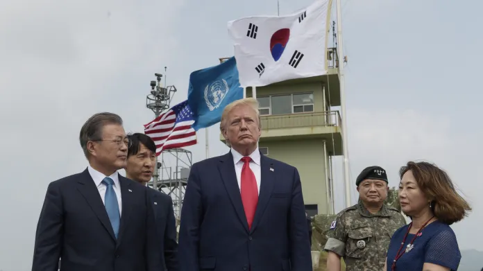 Americký prezident Donald Trump a jihokorejský prezident Mun Če-in (vlevo) v demilitarizované zóně mezi Korejemi.