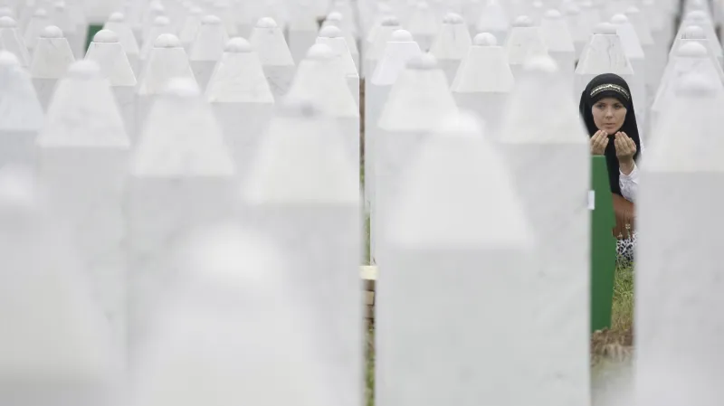 Bosenskosrbské ozbrojené síly v červenci 1995 povraždily až osm tisíc muslimských (dnes bosňáckých) chlapců a mužů.