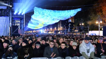 Lidé shromáždění na večerní akci k oslavě 30 let od pádu Berlínské zdi u Braniborské brány