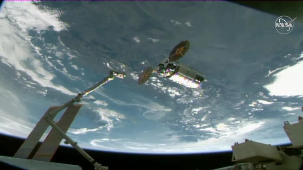 Cygnus před ISS