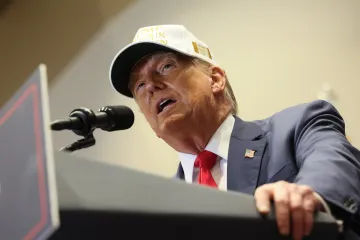 Trump musí zaplatit skoro dvě miliardy korun zneužité novinářce za pomluvu