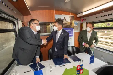 Vlakovou dopravu v hradeckém kraji budou zajišťovat České dráhy, hejtman podepsal smlouvu