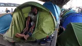 V Paříži se uprchlíci utábořili pod nadzemním metrem