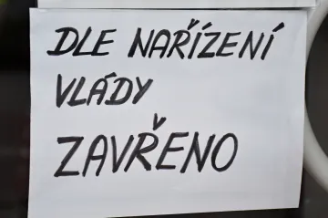 Soud zrušil omezení provozu obchodů i setkávání lidí. Ovšem s odkladem, resort připraví opravu