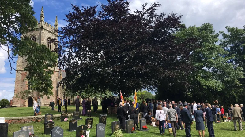 Odhalení pamětní desky československým parašutistům