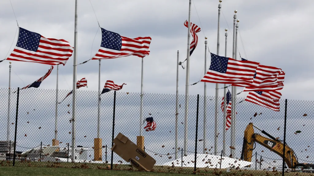Americké vlajky v silném větru ve Washingtonu.