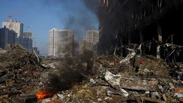 Trosky budov v ostřelovaném Kyjevě