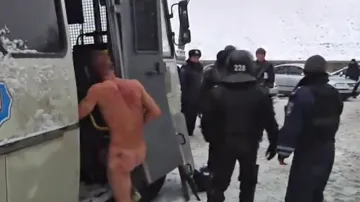 Jednotky Berkut nechaly stát zadrženého demonstranta nahého na mrazu