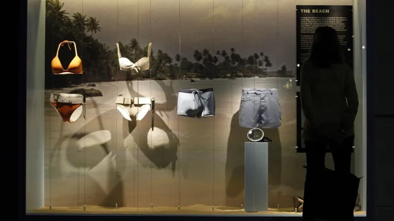 Zleva: bikiny Halle Berryové (Dnes neumírej, 2002) a Ursuly Andressové (Dr. No, 1962), plavky Daniela Craiga (Casino Royale. 2006) a šortky Seana Conneryho (Thunderball, 1965)