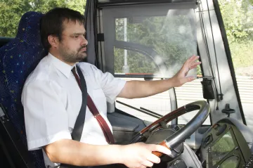Průměrný věk řidičů autobusu překročil 50 let, dopravcům chybí stovky lidí. Je to hazard, varuje expertka 