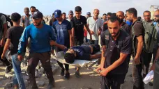 Palestinci nesou zraněného v Pásmu Gazy