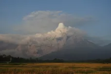 Indonéský vulkán se probudil. Hustá mračna popela proměnila okolí v měsíční krajinu