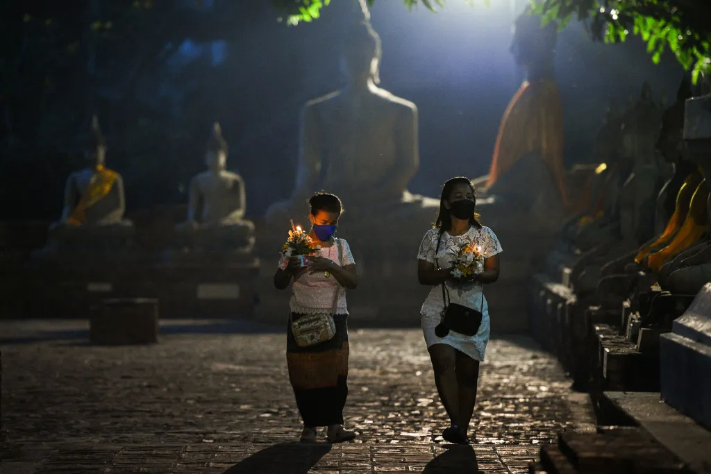 Tisíce svíček přivítaly východ slunce. Thajští buddhisté oslavili svátek Mágha Púdžá
