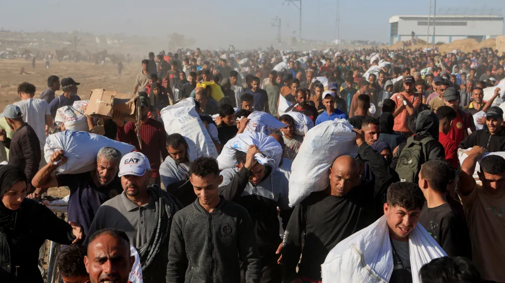 Ilustrační foto – Palestinci nesoucí si humanitární zásoby, 29. květen 2025