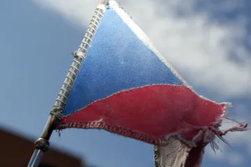 Češi jsou nejšťastnější od roku 1991, stávají se ale méně tolerantními. Bojí se jiných, méně věří církvím i školám  