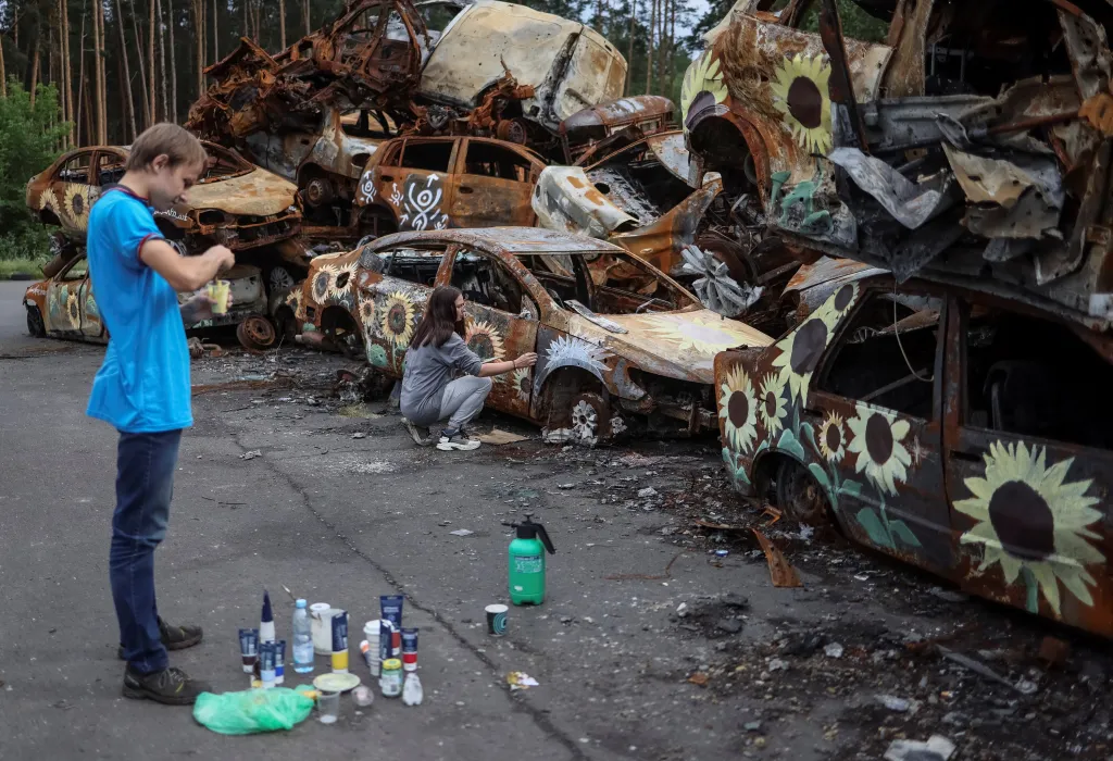 Za mír a jednotu. Umělci v Irpini malují slunečnice na auta zničená ruskými okupanty