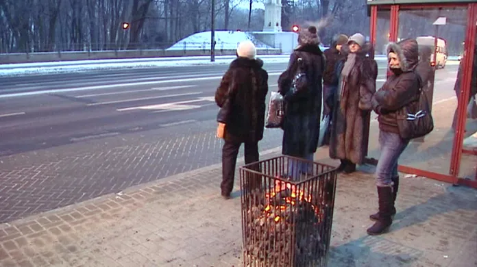 Koše s hořícím uhlím mají Varšavanům ulevit od mrazu