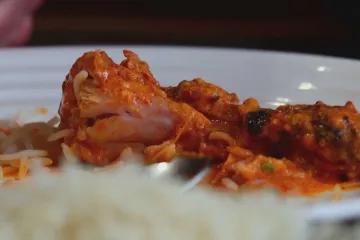 Svár o máslové kuře míří v Indii k soudu. Na původ slavného jídla si myslí dvě restaurace