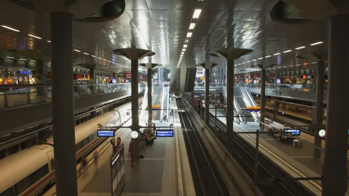 Podzemní nástupiště berlínského hlavního nádraží