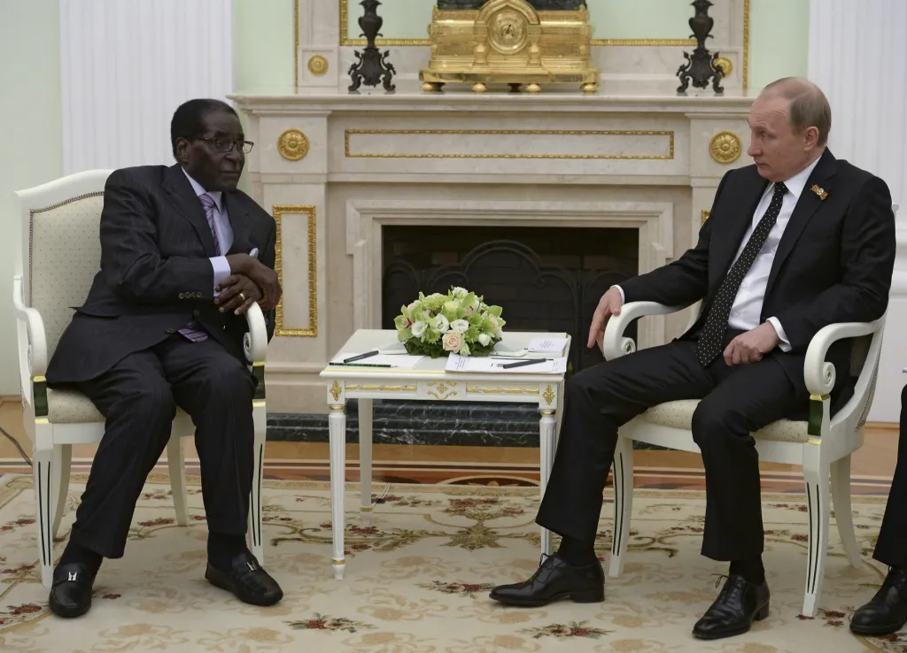 Ruský prezident Vladimir Putin při rozhovoru s Robertem Mugabem v Moskvě