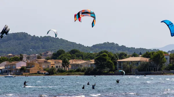 V turistických destinacích hrozí pokuty za odnášení písku z pláží či nošení podpatků