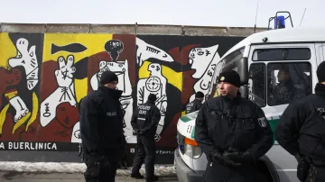 Policie dohlíží na demolici East Side Gallery