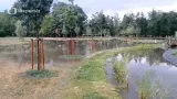 Bouřka zvedla hladinu potoka v Kolářových sadech v Prostějově
