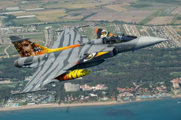 Český gripen se předvedl na přehlídce v Turecku, zdobí ho modelka-tygřice Krainová
