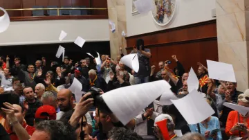 Dav protestujících vnikl do makedonského parlamentu