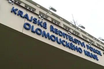 Dva policejní šéfové a Langerův známý ve vazbě, hejtmana stíhají na svobodě