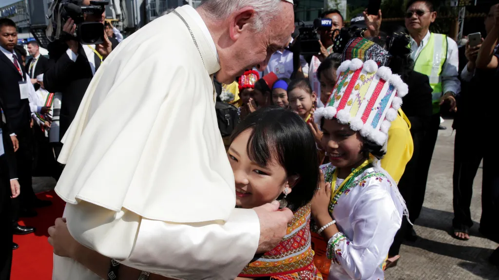 Papež po příletu na letiště v Rangúnu