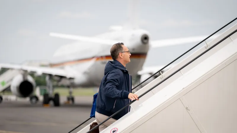 Heiko Maas odlétá do New Yorku náhradním strojem. V pozadí porouchaný A321