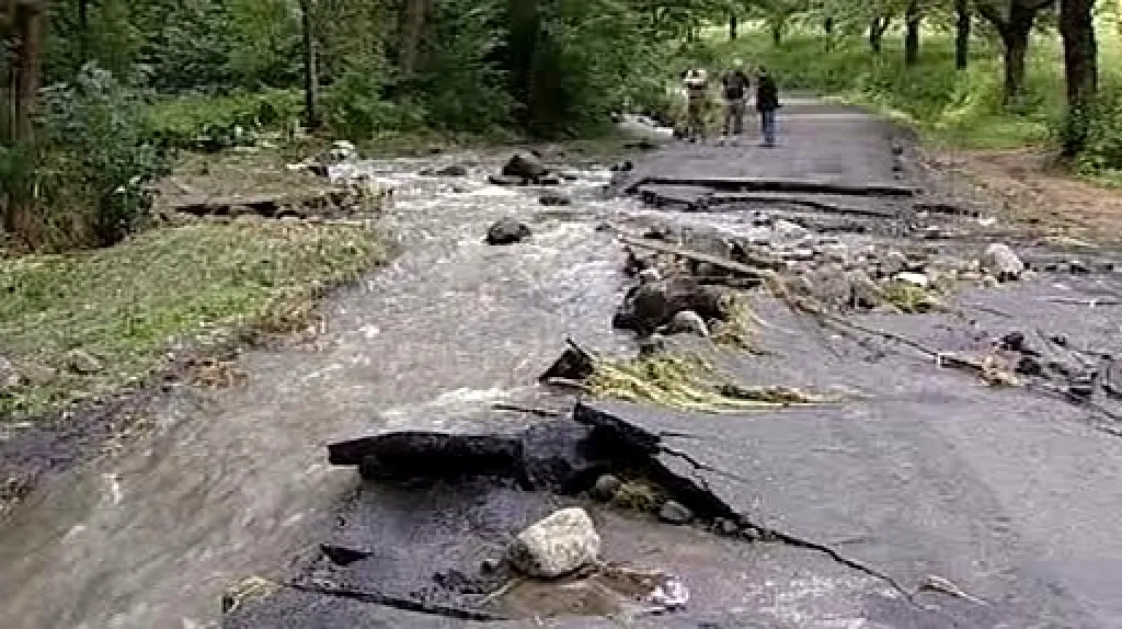 Voda podemlela silnici