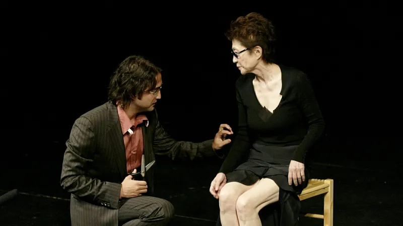 Yoko Ono a její syn Sean Ono Lennon při performanci Cut Piece (2003)