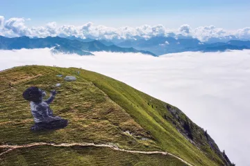 Týden obrazem: Želví měření, lidský satan a alpský land art