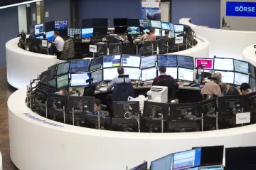 Evropské akcie zažily nejhorší propad za 11 týdnů. Těžce zasaženy byly i burzy v USA