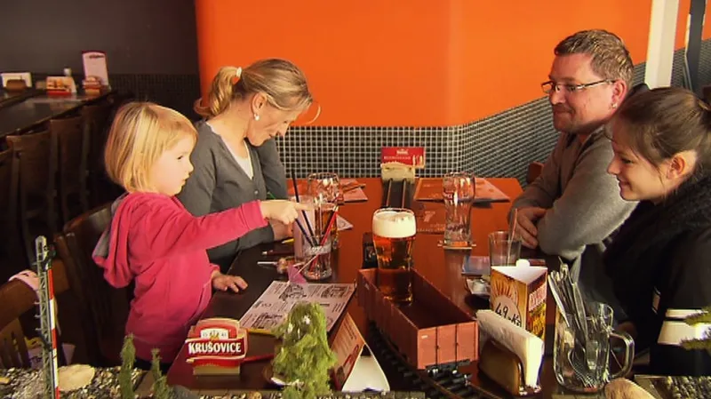 V jedné pražské restauraci vozí pivo vláček