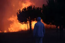 Po Řecku rozsáhlé požáry trápí i další jihoevropské země, nasadily proti nim letadla