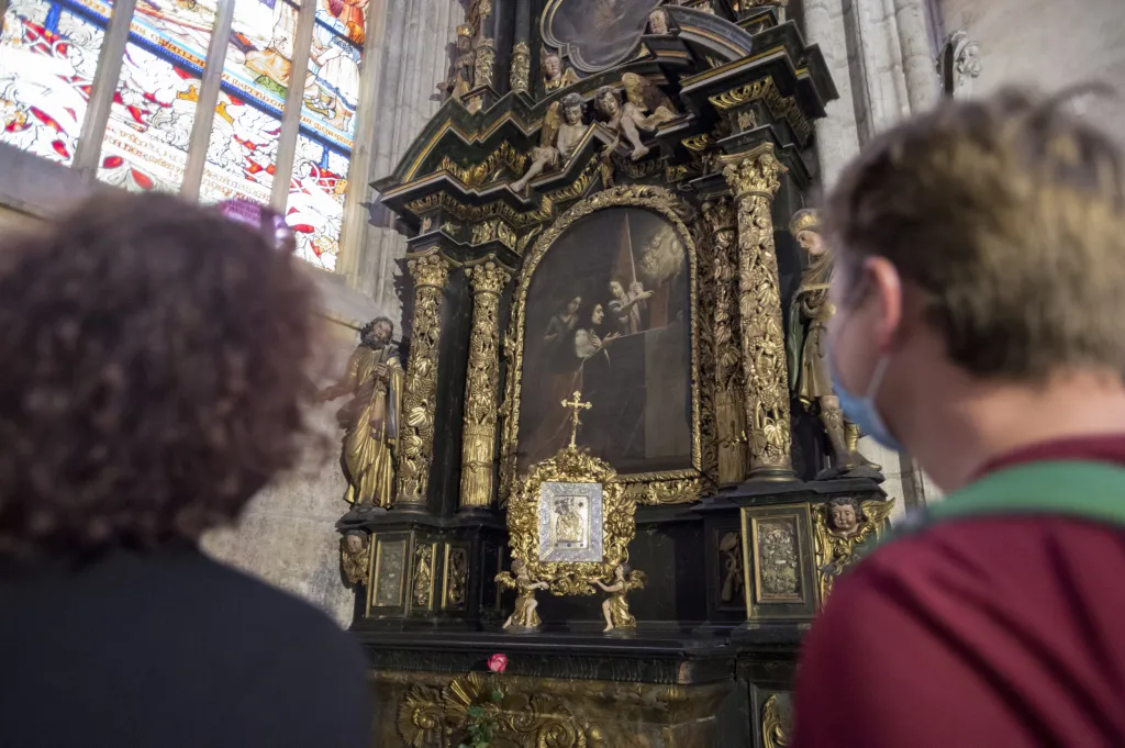 Výstava s názvem "Pod ochranou tvou" odhaluje v chrámu svaté Barbory v Kutné Hoře vzácné exponáty uložené v chrámovém depozitáři