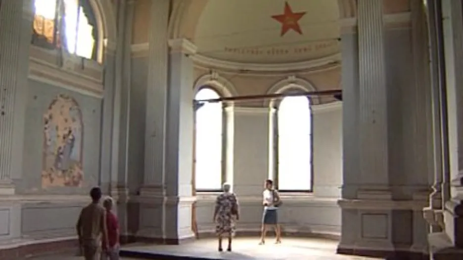 Kaple vyzdobená komunistickou pěticípou hvězdou