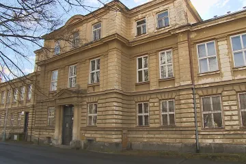 Krnovská „zuška“ bude mít novou budovu. Radnice opraví starou školu na náměstí