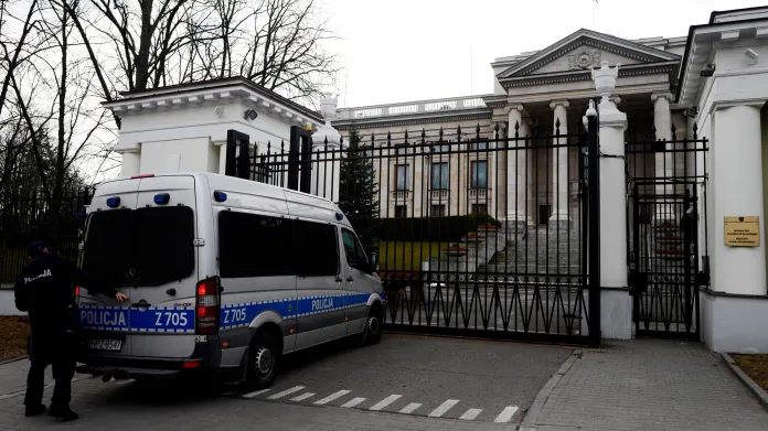 Policejní auto před ruskou ambasádou ve Varšavě