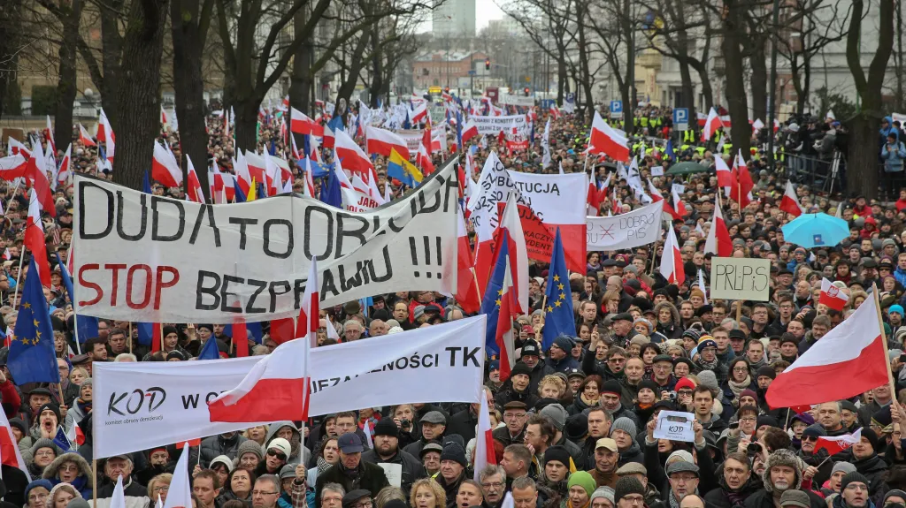 Poláci demonstrují proti nedávným krokům vládnoucí strany PiS
