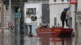 Hasiči evakuují zaplavené městečko Montargis