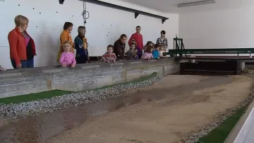 Děti si prohlédly model říčního toku