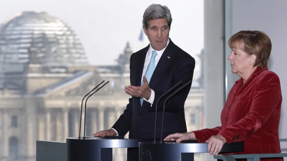 John Kerry a Angela Merkelová v Berlíně
