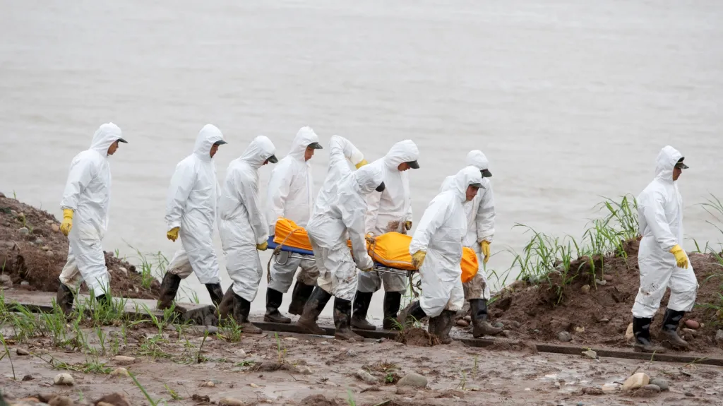 Transport obětí lodní havárie v Číně